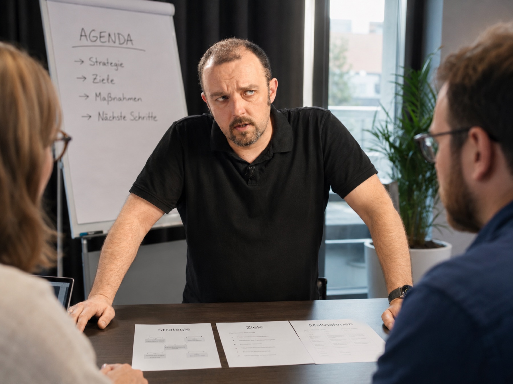 Beratungsgespräch mit Strategieunterlagen