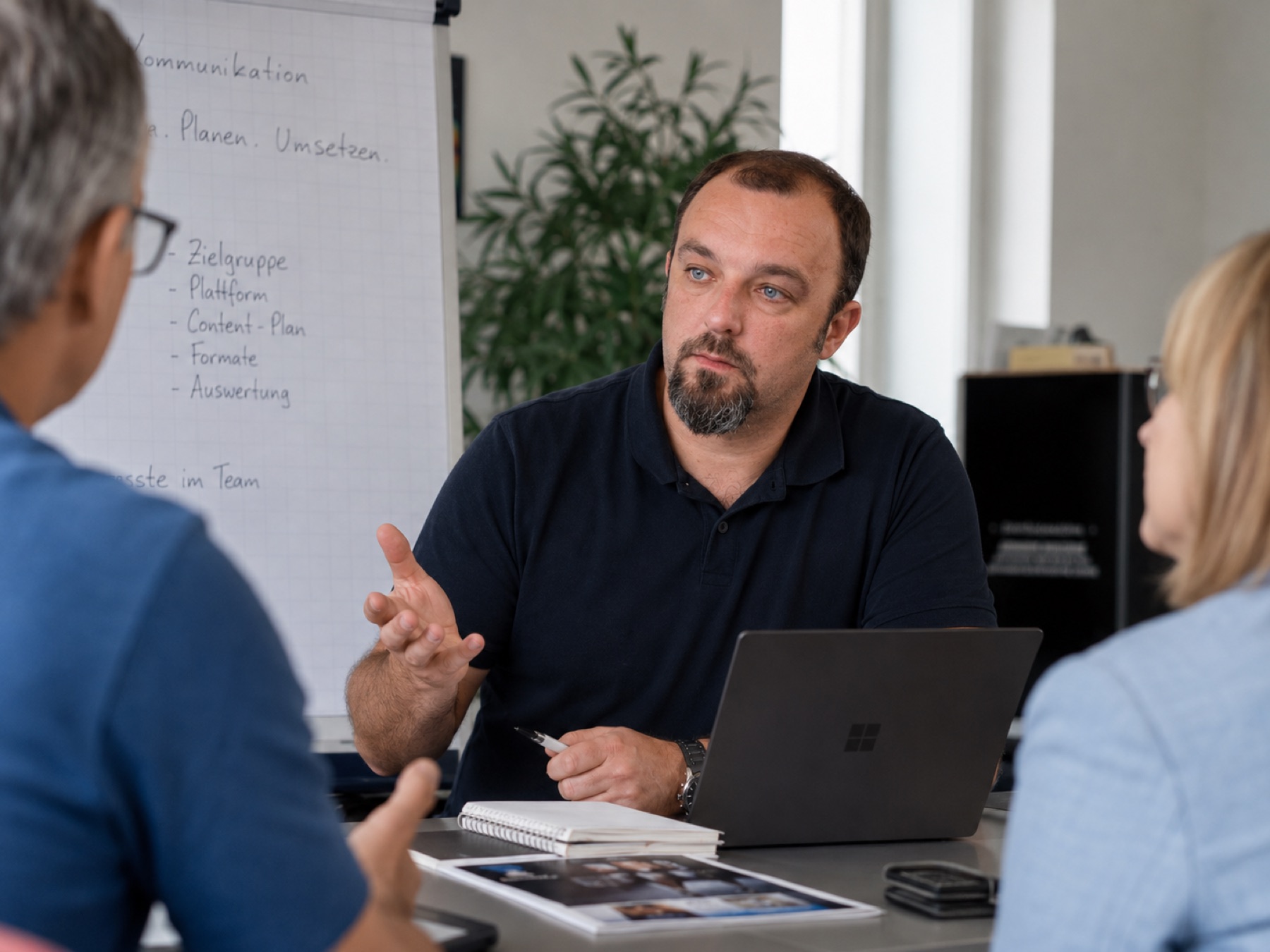 Besprechung zur Content-Planung mit Flipchart und Laptop
