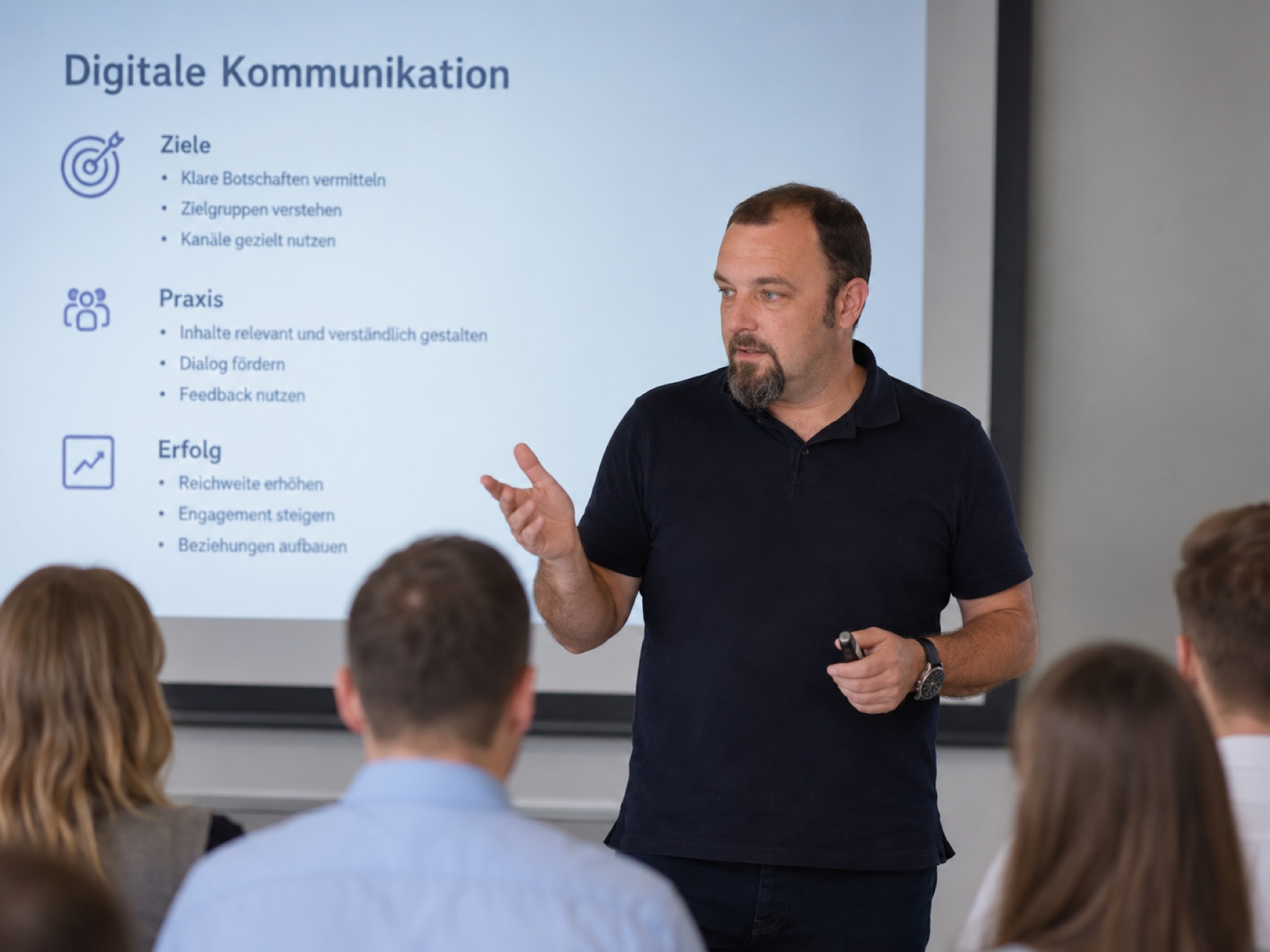 Seminarsituation mit Präsentation zu digitaler Kommunikation