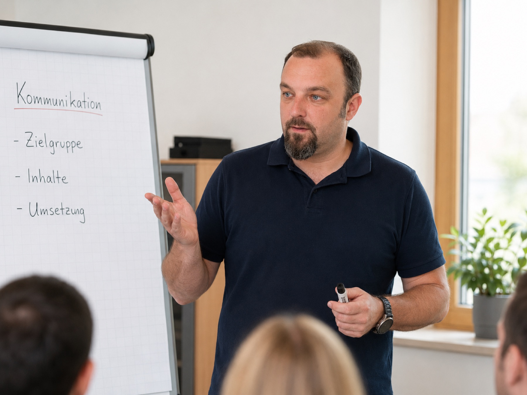 Jan Bärtl in einem Beratungsgespräch mit Laptop und Notizbuch